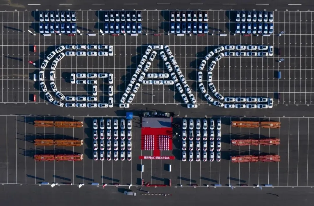 Vista aérea de vehículos GAC formando el logo de la marca