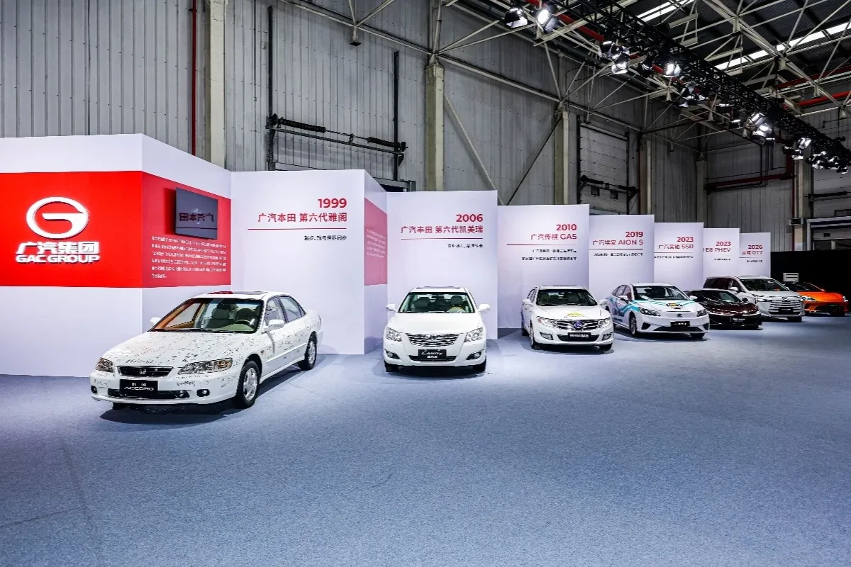 Exhibición de la historia de GAC Group con algunos de sus primeros vehículos