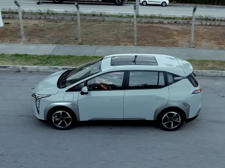 SUV eléctrico GAC AION Y Plus recorriendo el Cañón del Chicamocha hacia Bucaramanga.