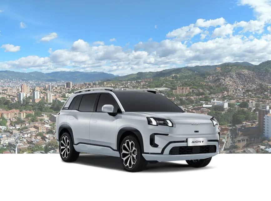 SUV eléctrico GAC AION V recorriendo la autopista Bogotá-Medellín.