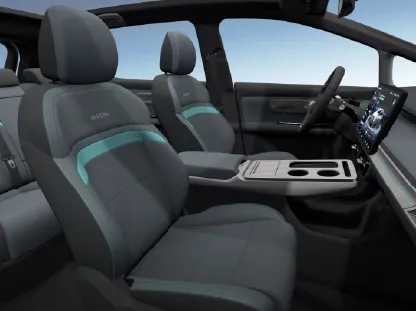 Auto eléctrico GAC MOTOR modelo 2025 circulando por una ciudad en Colombia