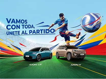 Familia colombiana celebrando junto a su nuevo SUV GAC, AION y HYPTEC en un concesionario, sosteniendo un televisor de 50 pulgadas como beneficio de la campaña futbolera 2026.