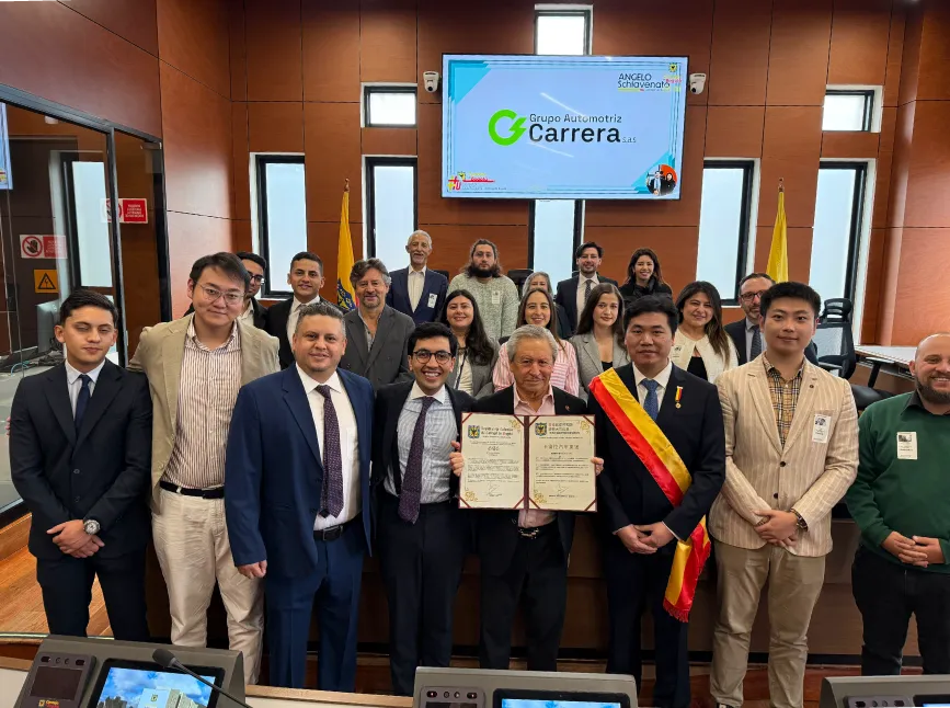 Concejal Angelo Schiavenato entrega reconocimiento a GAC por liderazgo en movilidad sostenible.