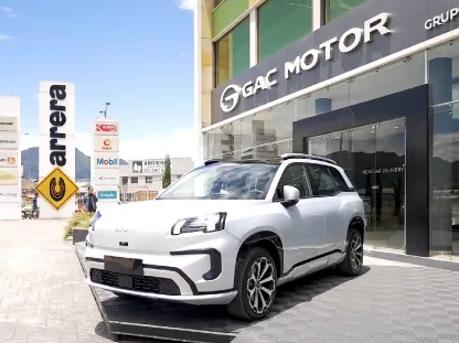 SUV eléctrico de GAC Motor recorriendo las calles de Bogotá, evidenciando la transición hacia la movilidad sostenible en Colombia en 2026.