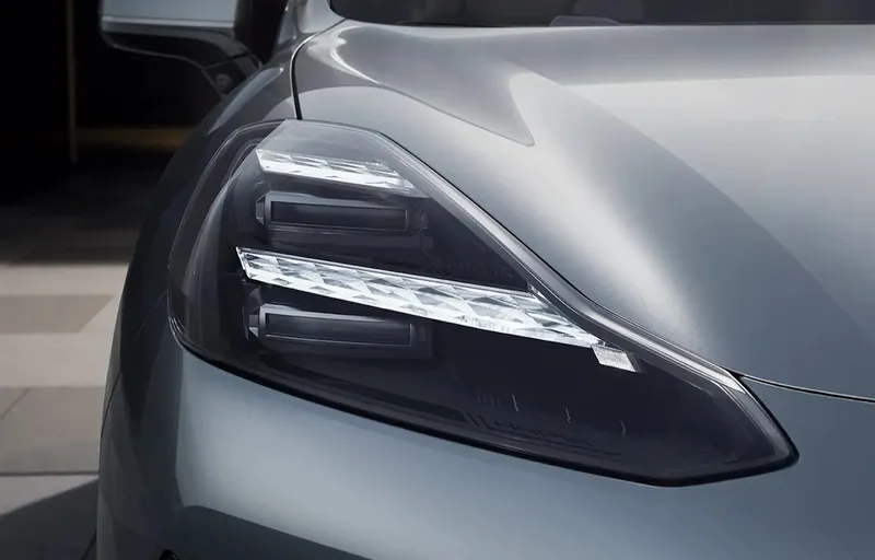 El HYPTEC HT no solo ilumina el camino, sino que también realza su ambiente tecnológico único.