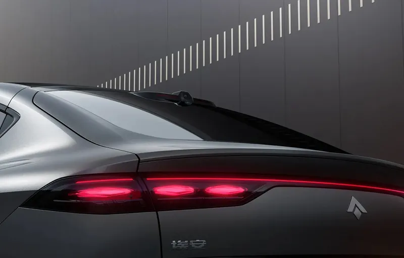 El HYPTEC HT combina líneas aerodinámicas con un estilo vanguardista, creando una presencia imponente y sofisticada.